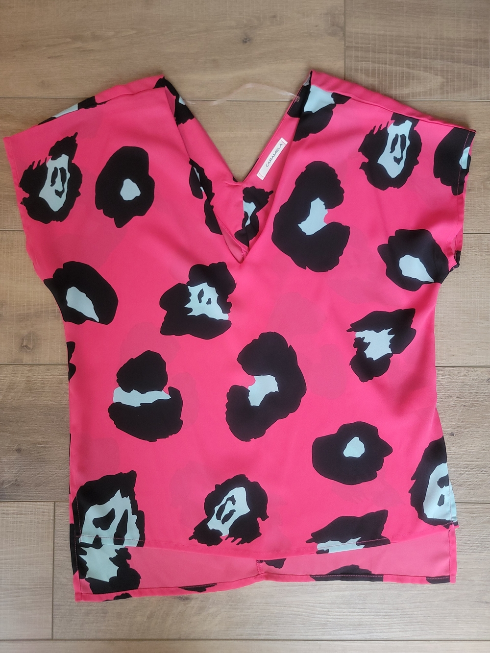CARAMELA Women's Bonnie Pink Polyester Animal Print V-Neck Blouse Size Small - Picture 3 of 11